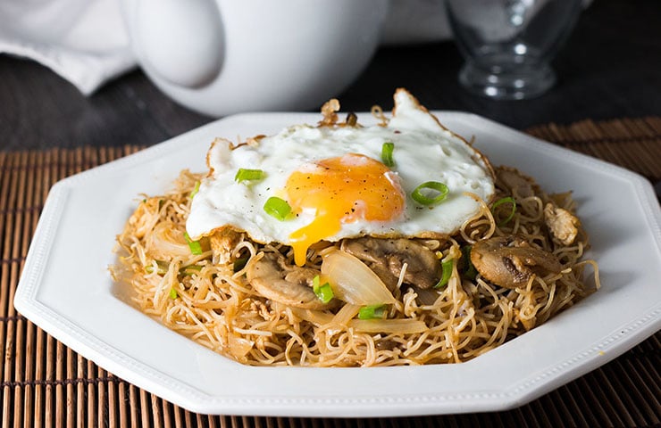 Flavorful Vegetarian Chinese Noodles with Fried Egg